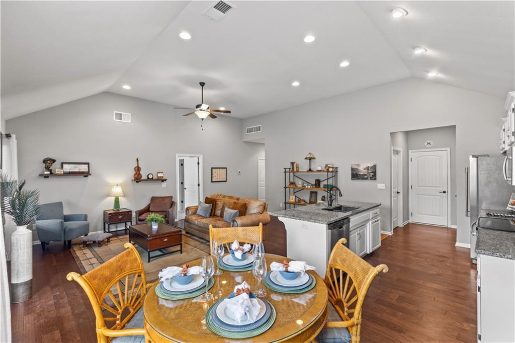 Listing Photo MLS #HMS2567252